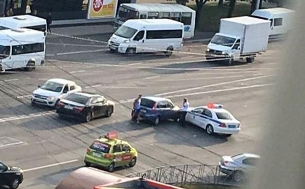 В центре Ставрополя произошла авария с участием автомобиля ДПС. Видео